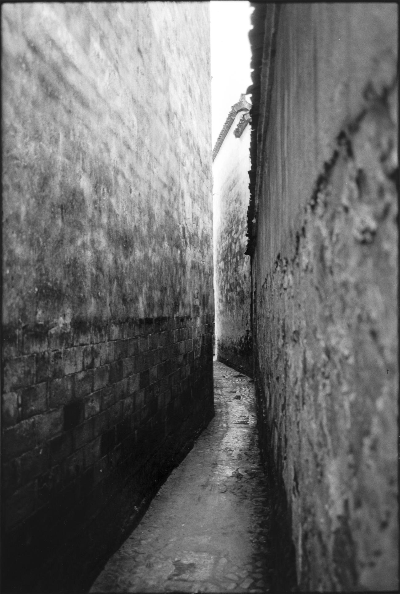 photo noir blanc ruelle entre deux murs hauts
