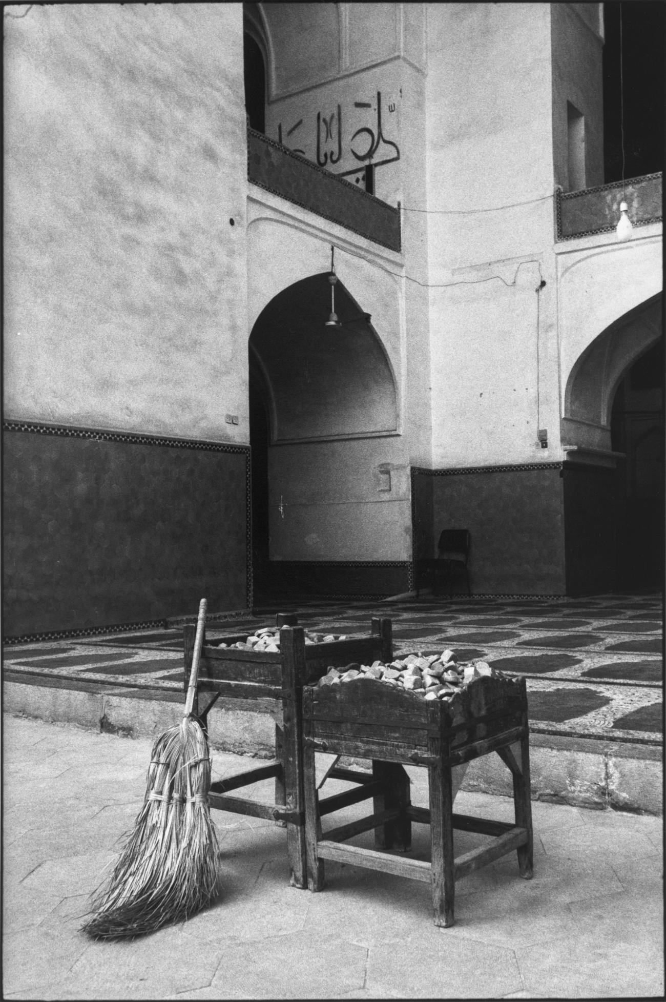 photo noir blanc avec table et balai