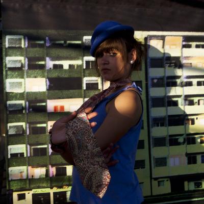 photo couleur personnage dans raies de soleil
