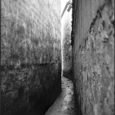 photo noir blanc ruelle entre deux murs hauts