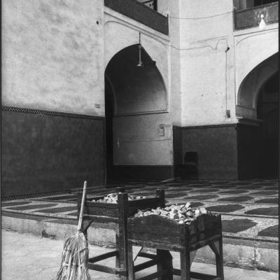 photo noir blanc avec table et balai