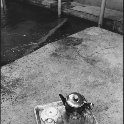 photo noir blanc plateau avec verre et thé